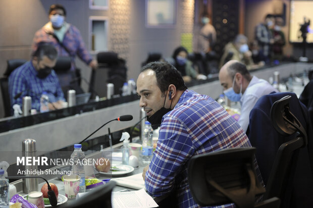 خبرنگاران حاضر در نشست خبری رویداد "سینما حماسه" در حال پرسیدن سوال خود هستند