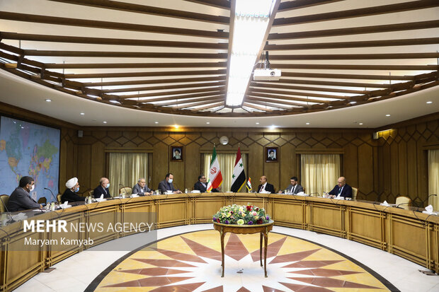 علی مملوک رئیس دفتر امنیت ملی سوریه  و علی شمخانی دبیر شورای عالی امنیت ملی ایران دیدار  و گفتگو کردند