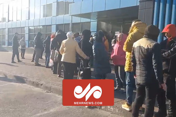 صف طولانی مردم برای خرید مواد غذایی در کی‌یف 