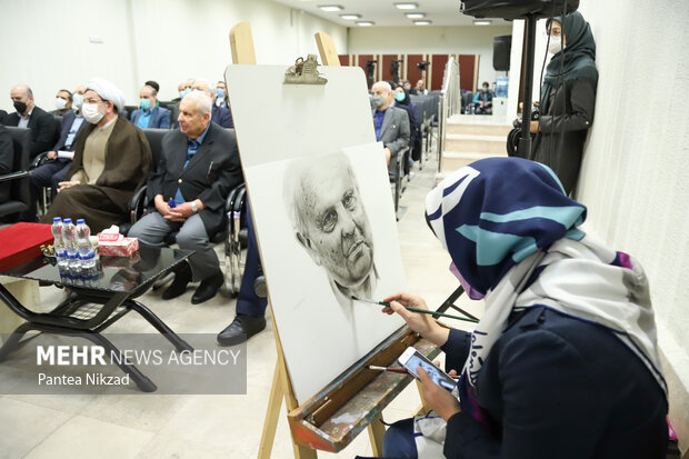 یکی از هنرمندان در حال کشیدن تصویری از صلاح زواوی سفیر سابق فلسطین در ایران در حاشیه مراسم تجلیل از این سفیر است