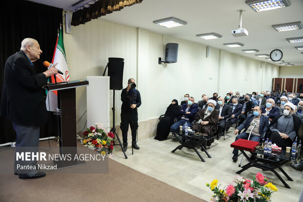 صلاح زواوی سفیر سابق فلسطین در ایران در حال سخنرانی در آیین تجلیل از چهار دهه فعالیت دیپلماتیک سفیر سابق فلسطین در ایران است