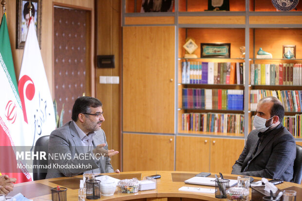 مسعود رنجبریان شهردار منطقه 6 تهران در حال گفتگو با محمد شجاعیان مدیر گروه رسانه ای مهر است