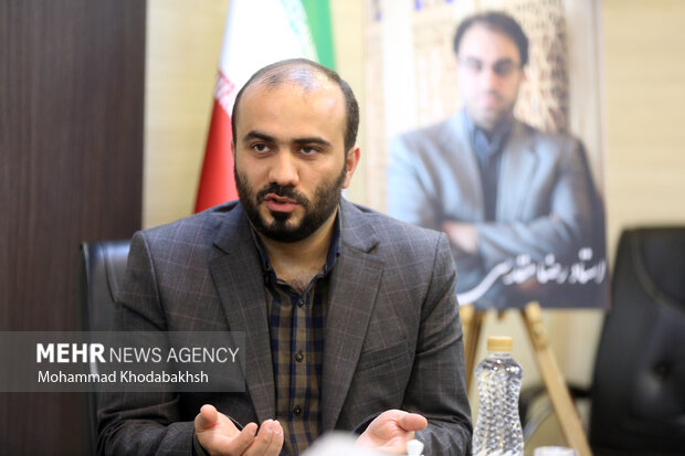 محمد شجاعیان مدیر عامل گروه رسانه ای در حال سخنرانی در مراسم تغییر نام کوچه بیمه به نام مرحوم رضا مقدسی روزنامه نگار تراز انقلاب اسلامی است