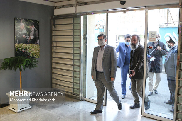 مسعود رنجبریان شهردار منطقه 6 تهران در حال ورود به خبرگزاری مهر است