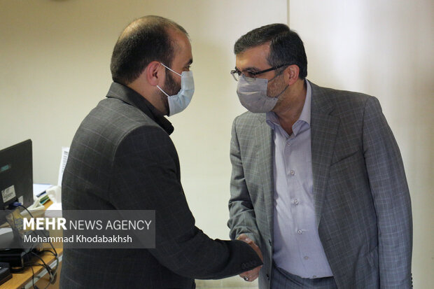 محمد شجاعیان مدیر عامل گروه رسانه ای مهر در حال استقبال از مسعود رنجبریان شهردار منطقه 6 تهران است