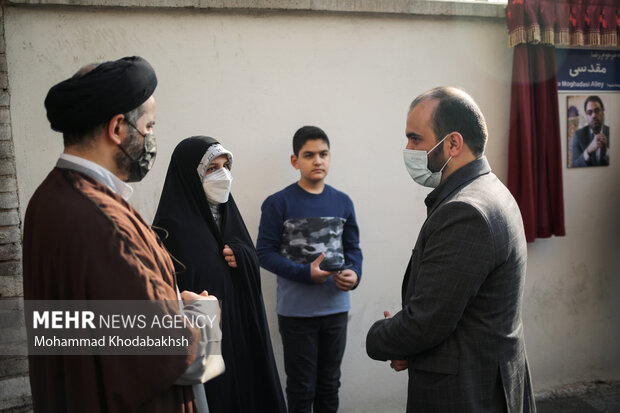 محمد شجاعیان مدیر عامل گروه رسانه ای مهر در حال گفتگو با خانواده مرحوم رضا مقدسی در مراسم تغییر نام کوچه بیمه به نام مرحوم رضا مقدسی است