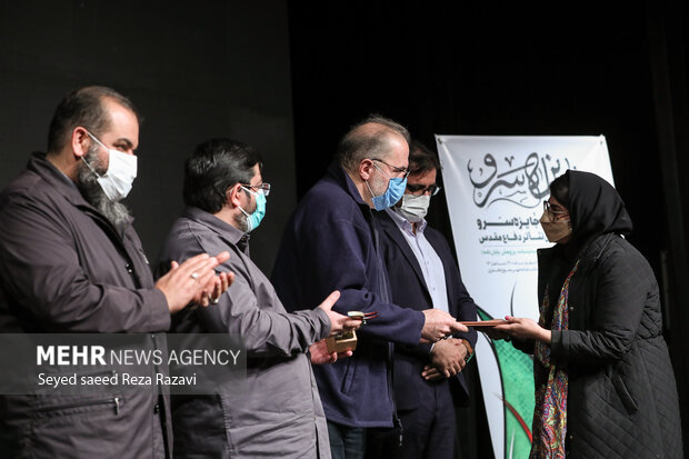   فرهاد قائمیان بازیگر در حال تجلیل از فرزند علی سلیمانی در مراسم اهدای جوایز دومین دوره جایزه «سرو» است
