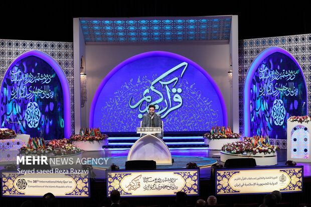  حمید رضا احمدی وفا در حال تلاوت و خواندن قرآن مجید است 