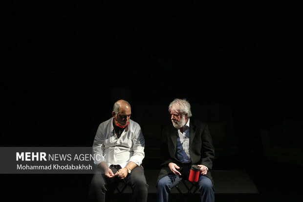 مسعود کرامتی و نادر فلاح  به عنوان بازیگر در اجرای نمایش مستخدم  در سالن صنوبر پردیس تئاتر شهرزاد حضور دارند