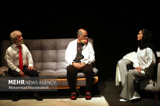 مسعود کرامتی و نادر فلاح  و  شبنم گودرزی به عنوان بازیگر در اجرای نمایش مستخدم  در سالن صنوبر پردیس تئاتر شهرزاد حضور دارند
