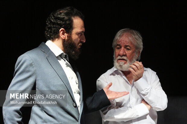 مسعود کرامتی و  محمدرضا آبانگاه به عنوان بازیگر در اجرای نمایش مستخدم  در سالن صنوبر پردیس تئاتر شهرزاد حضور دارند