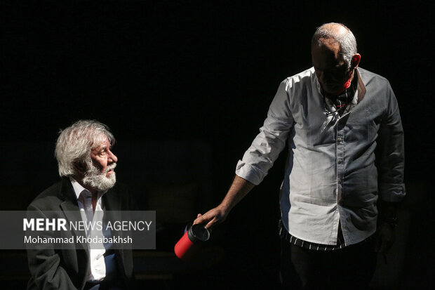 مسعود کرامتی و نادر فلاح  به عنوان بازیگر در اجرای نمایش مستخدم  در سالن صنوبر پردیس تئاتر شهرزاد حضور دارند