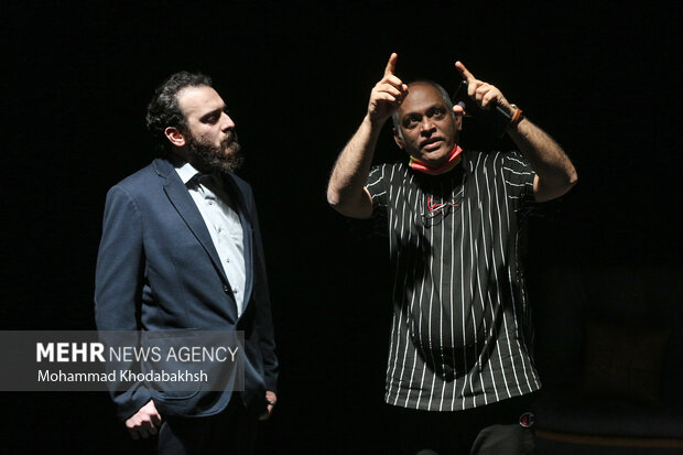  نادر فلاح  و محمدرضا آبانگاه  به عنوان بازیگر در اجرای نمایش مستخدم  در سالن صنوبر پردیس تئاتر شهرزادحضور دارند