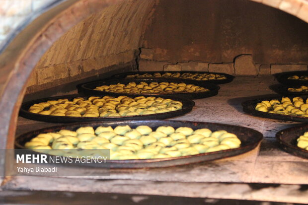 پخت«نان برنجی» و «کاک» شیرینی‌های سنتی کرمانشاه