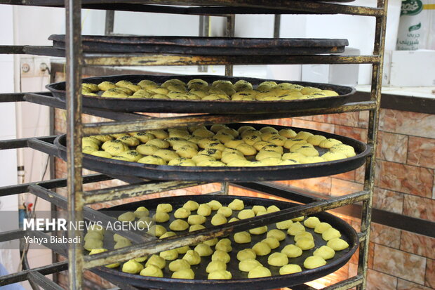 پخت«نان برنجی» و «کاک» شیرینی‌های سنتی کرمانشاه