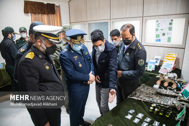 امیر سرتیپ خلبان حسن شاهصفی جانشین معاون هماهنگ کننده ارتش درحال بازدید از تجهیزات و تولیدات ارتش است