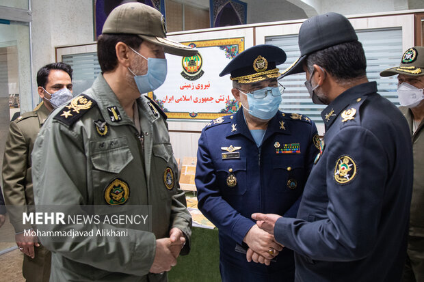 امیر سرتیپ خلبان حسن شاهصفی جانشین معاون هماهنگ کننده ارتش و امیر سرتیپ <a href='https://sayeb.ir/tag/%d8%a7%d8%a8%d8%b1%d8%a7%d9%87%db%8c%d9%85-%da%af%d9%84%d9%81%d8%a7%d9%85'></div>ابراهیم گلفام</a> جانشین معاون فرهنگی و تبلیغات دفاعی ستاد کل نیروهای مسلح در مراسم رونمایی از تجهیزات <a href='https://sayeb.ir/tag/%d8%ae%d9%88%d8%af%da%a9%d9%81%d8%a7%db%8c%db%8c'>خودکفایی</a> ارتش حضور دارند