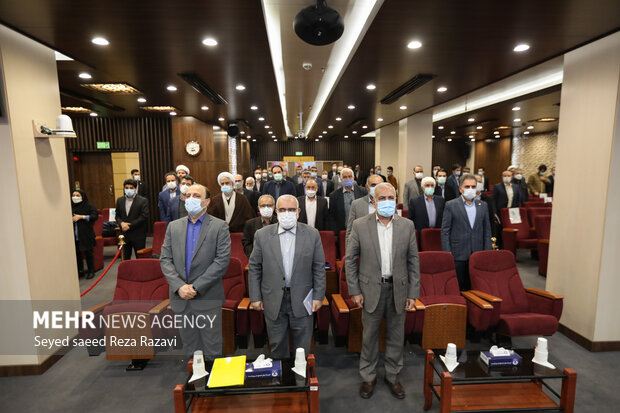  در ابتدای این مراسم  سید مرتضی بختیاری رئیس کمیته امداد امام خمینی (ره) و سایر مدعوین در حال ادای احترام به سرود مقدس جمهوری اسلامی ایران هستند 