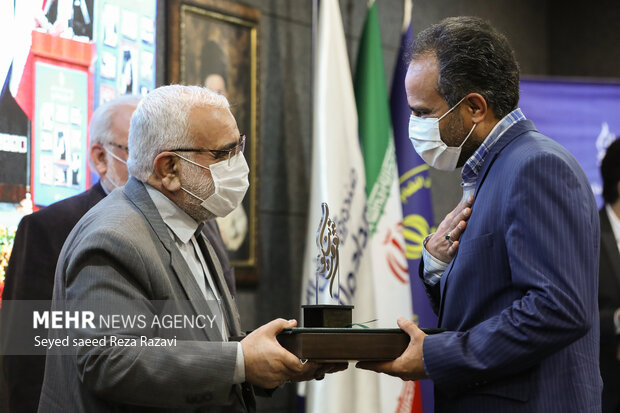   سید مرتضی بختیاری رئیس کمیته امداد امام خمینی (ره) در  حال تجلیل از خیرین قرض الحسنه کشور و مقالات برتر در مراسم دومین همایش ملی قرض نیکو است