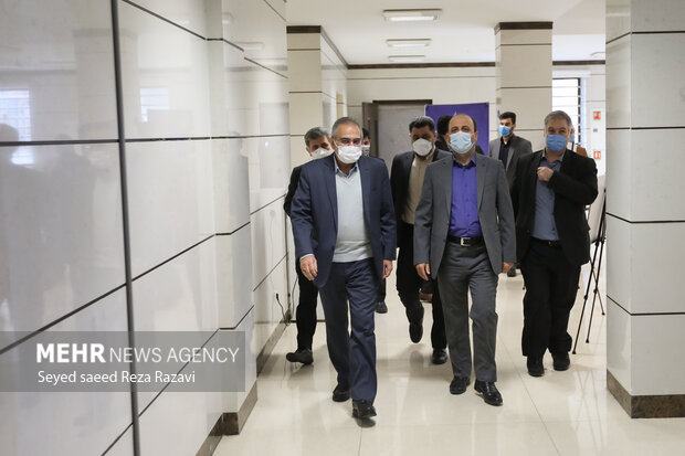  سید محمد حسینی معاون پارلمانی رئیس جمهور در حال  ورود به سالن مراسم دومین همایش ملی قرض نیکو است