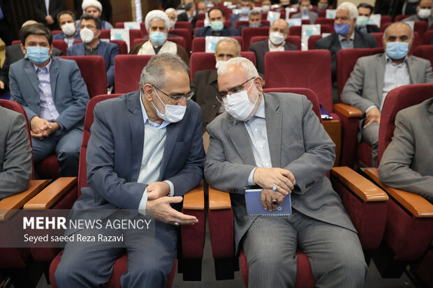  سید محمد حسینی معاون پارلمانی رئیس جمهور و سید مرتضی بختیاری رئیس کمیته امداد امام خمینی (ره) در حال گفتگو با یکدیگر هستند