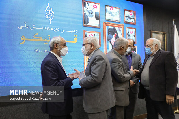  سید مرتضی بختیاری رئیس کمیته امداد امام خمینی (ره) و محمدمهدی زاهدی نماینده مجلس شورای اسلامی در حال گفتگو با یکدیگر هستند 