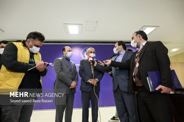  سید محمد حسینی معاون پارلمانی رئیس جمهور در حال  پاسخگویی به سوالات خبرنگاران است 