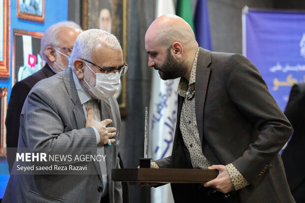   سید مرتضی بختیاری رئیس کمیته امداد امام خمینی (ره) در  حال تجلیل از خیرین قرض الحسنه کشور و مقالات برتر در مراسم دومین همایش ملی قرض نیکو است