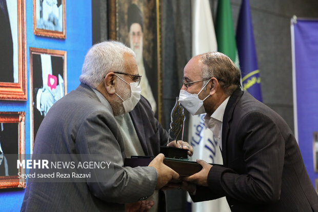   سید مرتضی بختیاری رئیس کمیته امداد امام خمینی (ره) در  حال تجلیل از خیرین قرض الحسنه کشور و مقالات برتر در مراسم دومین همایش ملی قرض نیکو است