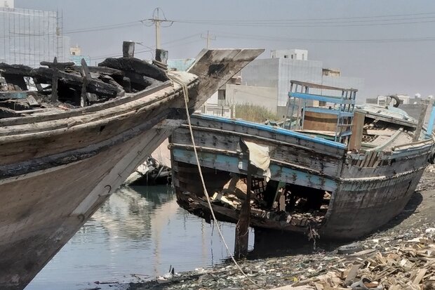 خروج شناورهای مغروق از خور گناوه ضروری است/ لزوم همکاری مالکان