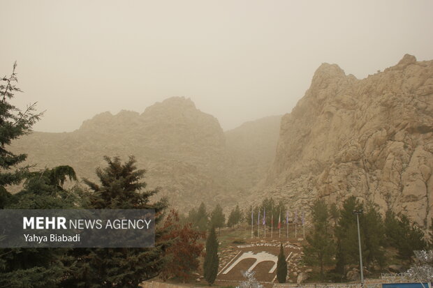 گرد وغبار کوه‌های طاق بستان کرمانشاه را محو کرد