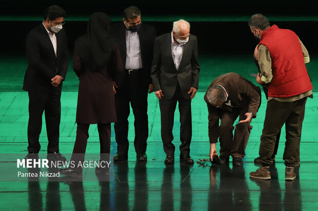 از برگزیدگان چهاردهمین جشنواره هنرهای تجسمی فجر در آیین اختتامیه این جشنواره تقدیر شد