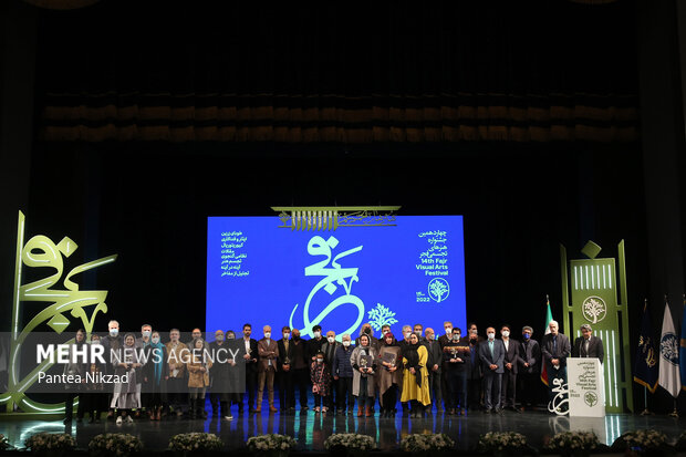 در پایان مراسم اختتامیه چهاردهمین جشنواره هنرهای تجسمی فجر برگزیدگان این جشنواره و جمعی از هیات های اجرایی در حال گرفتن عکس یادگاری هستند