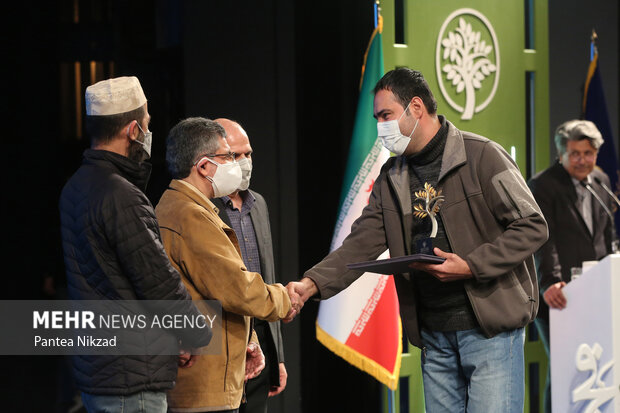 از برگزیدگان چهاردهمین جشنواره هنرهای تجسمی فجر در آیین اختتامیه این جشنواره تقدیر شد