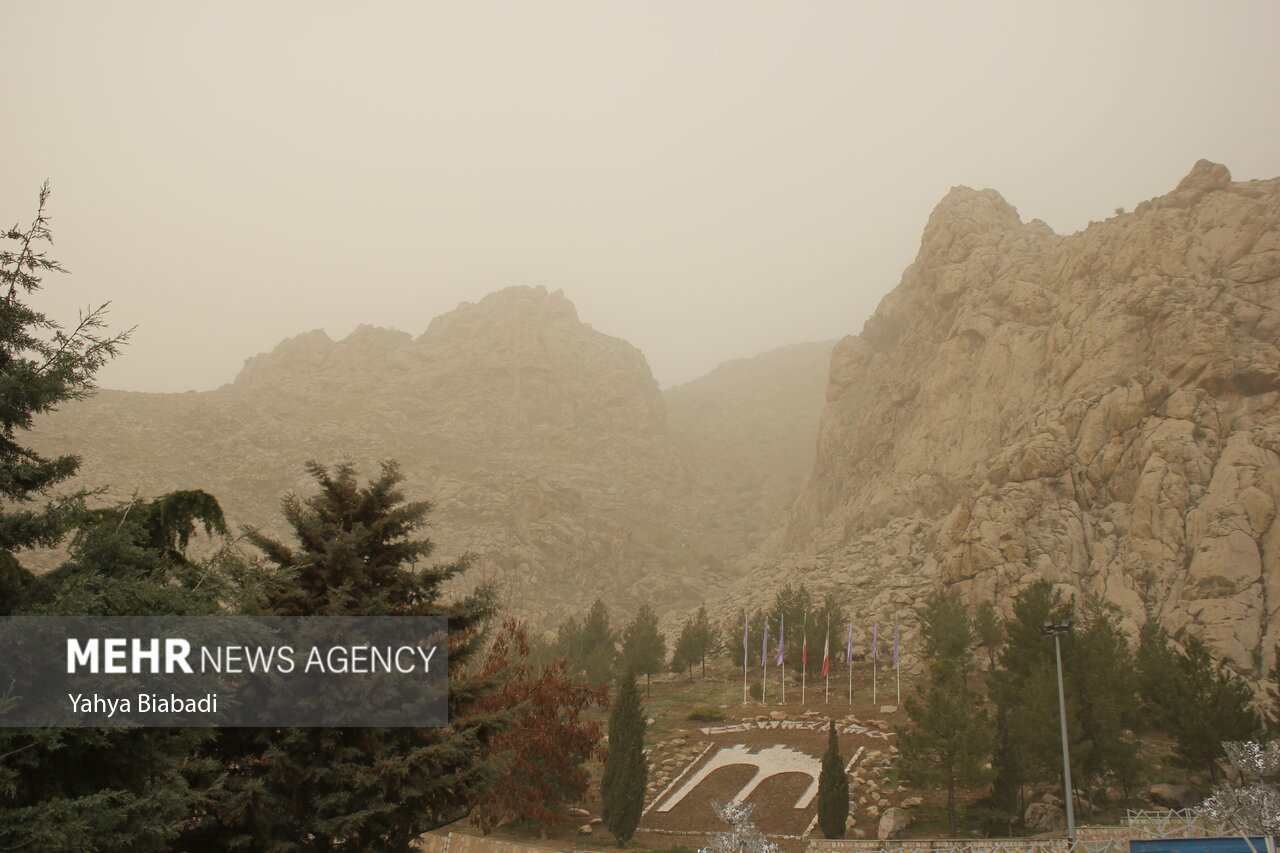 توده گرد و غبار اواخر وقت امروز از آسمان کرمانشاه خارج می‌شود