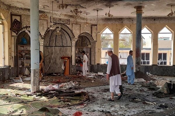 لحظه حمله تروریستی به مسجد شیعیان در پیشاور پاکستان