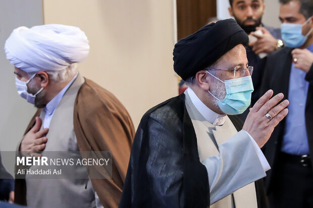 حجت‌الاسلام سید ابراهیم رئیسی، رئیس جمهور در حال ورود به  مراسم رونمایی از دستاوردهای کمیته امداد امام خمینی(ره) است