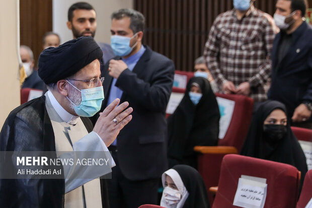 حجت الاسلام و المسلیمن سید ابراهیم رئیسی، رئیس جمهور در مراسم رونمایی از دستاوردهای کمیته امداد امام خمینی(ره)حضور دارد