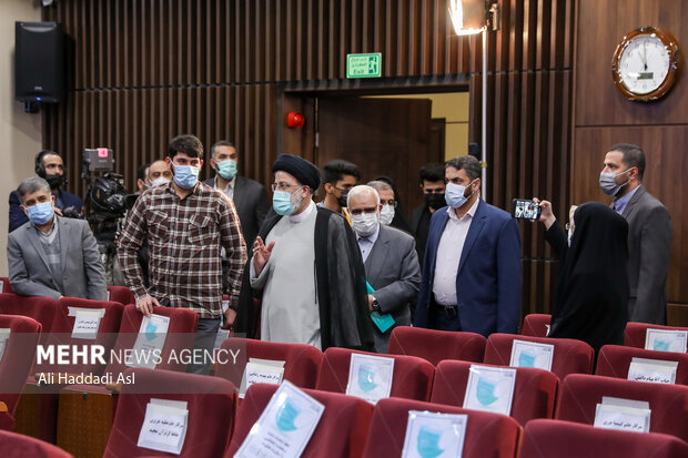 حجت‌الاسلام سید ابراهیم رئیسی، رئیس جمهور در حال ورود به  مراسم رونمایی از دستاوردهای کمیته امداد امام خمینی(ره) است