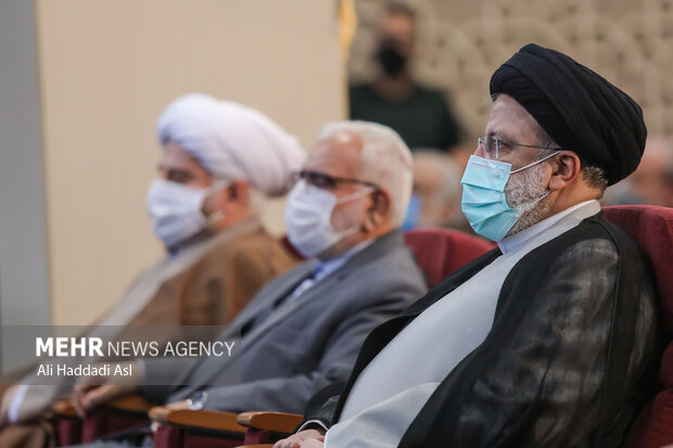 حجت الاسلام و المسلیمن سید ابراهیم رئیسی، رئیس جمهور در مراسم رونمایی از دستاوردهای کمیته امداد امام خمینی(ره)حضور دارد