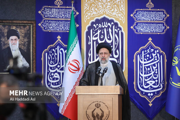 حجت الاسلام سید ابراهیم رئیسی، رئیس جمهور در حال سخنرانی در مراسم رونمایی از دستاوردهای کمیته امداد امام خمینی(ره) است