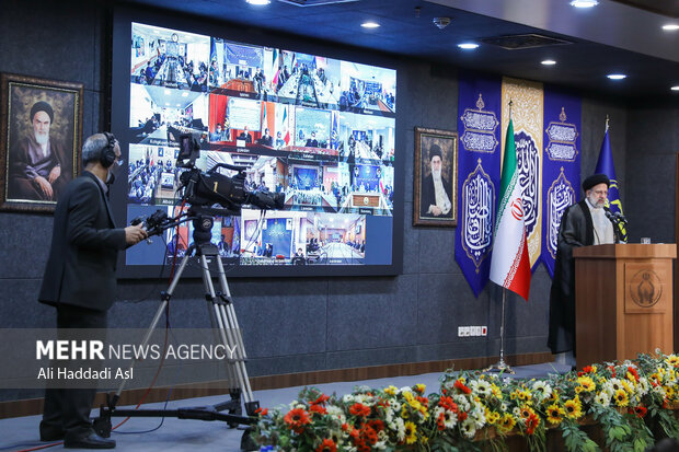 حجت الاسلام و المسلیمن سید ابراهیم رئیسی، رئیس جمهور در حال سخنرانی در مراسم رونمایی از دستاوردهای کمیته امداد امام خمینی(ره)است