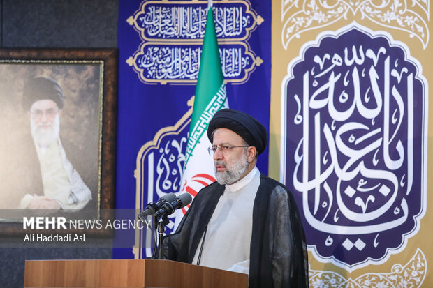 حجت الاسلام سید ابراهیم رئیسی رئیس جمهور در حال سخنرانی در مراسم رونمایی از دستاوردهای کمیته امداد امام خمینی(ره)است