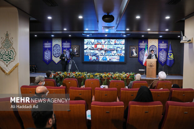 حجت الاسلام سید ابراهیم رئیسی، رئیس جمهور در حال سخنرانی در مراسم رونمایی از دستاوردهای کمیته امداد امام خمینی(ره) است