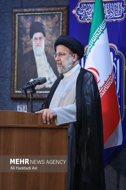 حجت الاسلام سید ابراهیم رئیسی رئیس جمهور در حال سخنرانی در مراسم رونمایی از دستاوردهای کمیته امداد امام خمینی(ره) است