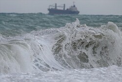 امواج ۲.۵ متری دریای خزر را ناامن کرده است