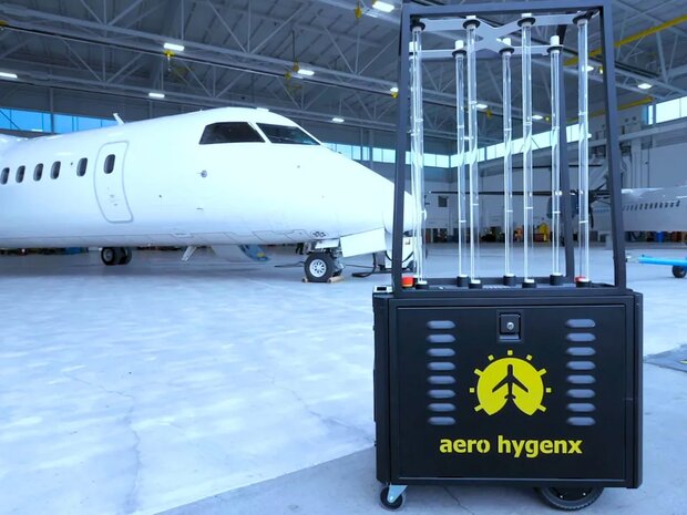 رباتی که ویروس کرونا را از هواپیما پاک می کند