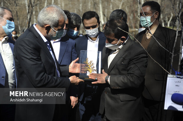 آیین روز درختکاری صبح امروز با حضور یوسف نوری وزیر آموزش و پرورش و دانش آموزان در محوطه ی اردوگاه شهید باهنر برگزار شد