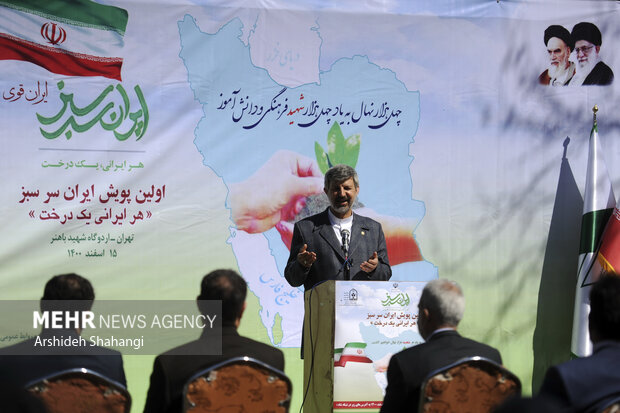 اصغر باقرزاده سرپرست معاون پرورشی و فرهنگی وزارت آموزش‌و‌پرورش در حال سخنرانی در مراسم آیین روز درختکاری است