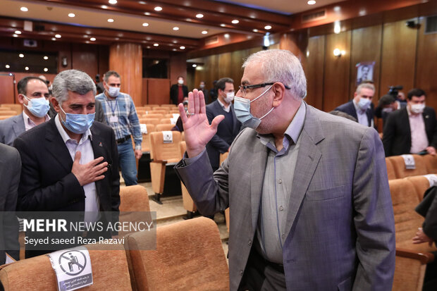  جواد اوجی وزیر نفت در مراسم انعقاد تفاهم نامه خط لوله پارس از مهر آوران به فسا حضور دارد